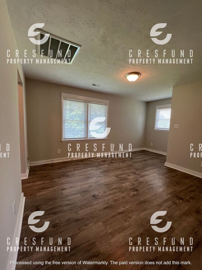 Building Photo - Spacious & Updated 1 Bed, 1 Bath Apartment