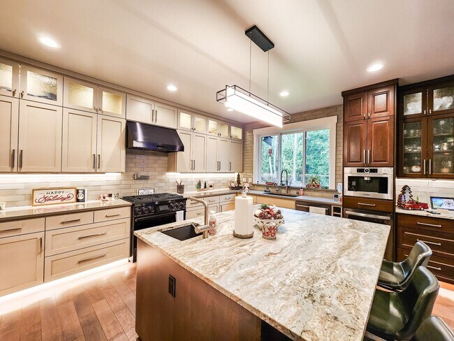 Building Photo - Luxurious Custom Built 4BD Rambler