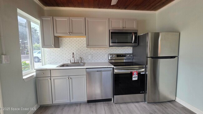 Foto del edificio - 6411 Ridgewood Ave