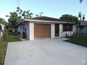Building Photo - 508 Pinegrove Ave