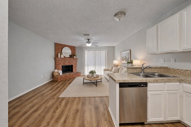 Foto del edificio - Charming 3 Bed Home for Rent in Dallas | Vaulted Ceilings | 2-Car Garage