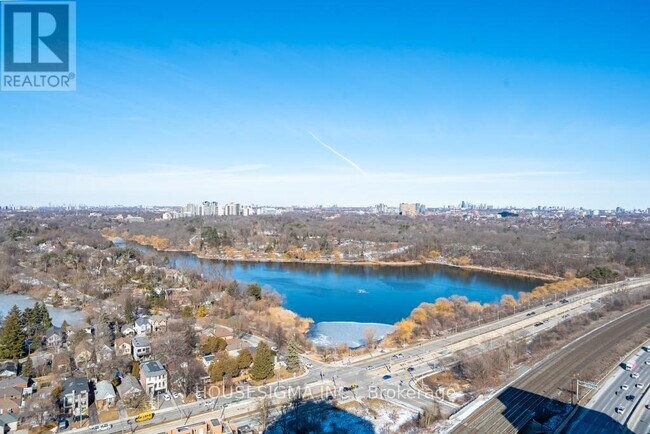 Photo du bâtiment - 1928 Lake Shore Blvd W