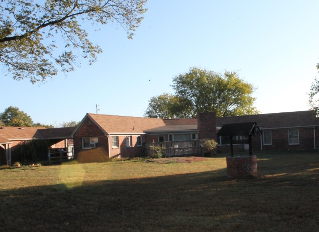 Casa estilo rancho de ladrillo convertida en una instalación para mayores hace años. - 111 Crossfield Dr