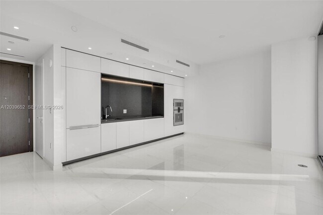 Building Photo - 300 Biscayne Blvd Way