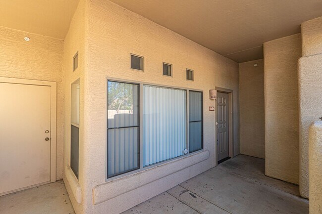 Building Photo - Spacious 2 Bed / 2 Bath Condo in Prime Cha...