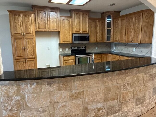 Foto del edificio - 5BR/3BA w/ Fenced Yard + Covered Parking in Seguin, TX