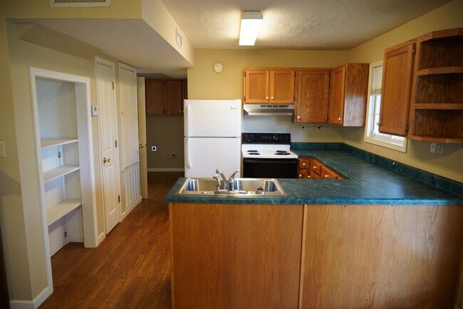 Building Photo - 3 BD 2 BA HOUSE!