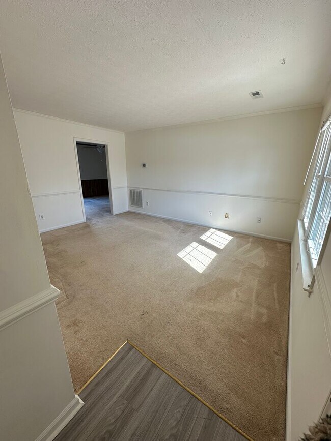 Foto del edificio - Located in Close Proximity to City Center.