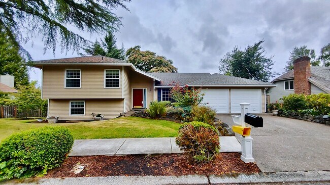 Building Photo - Welcome to this Gorgeous 4 Bedroom Home in the Desirable Westlake Neighborhood in Lake Oswego! Fr...