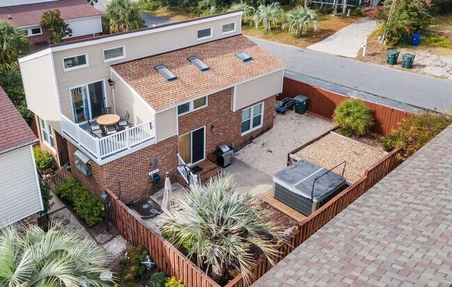 Building Photo - Walk to Beach, Pet Friendly, 3 Bedroom, 2 ...