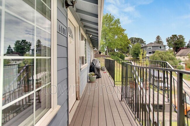 Building Photo - 6808 N Richmond Ave