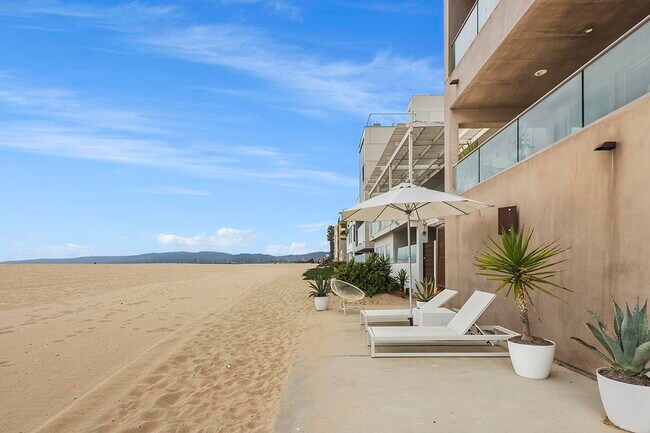 Foto del edificio - 4715 Ocean Front Walk