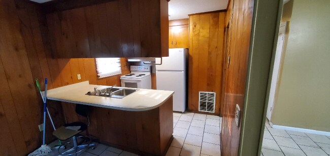 Building Photo - 104 Wilton Dr