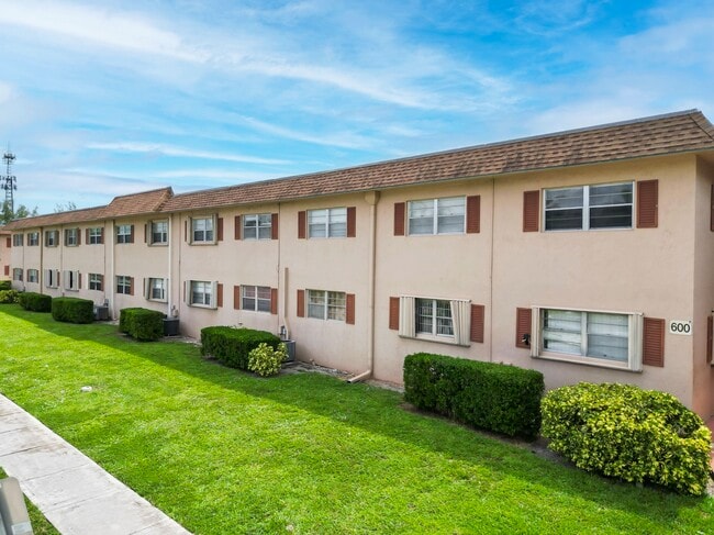 Building Photo - 600 SW 2nd Ave