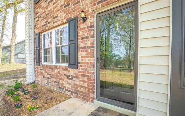 Building Photo - 1235 Riverside Dr