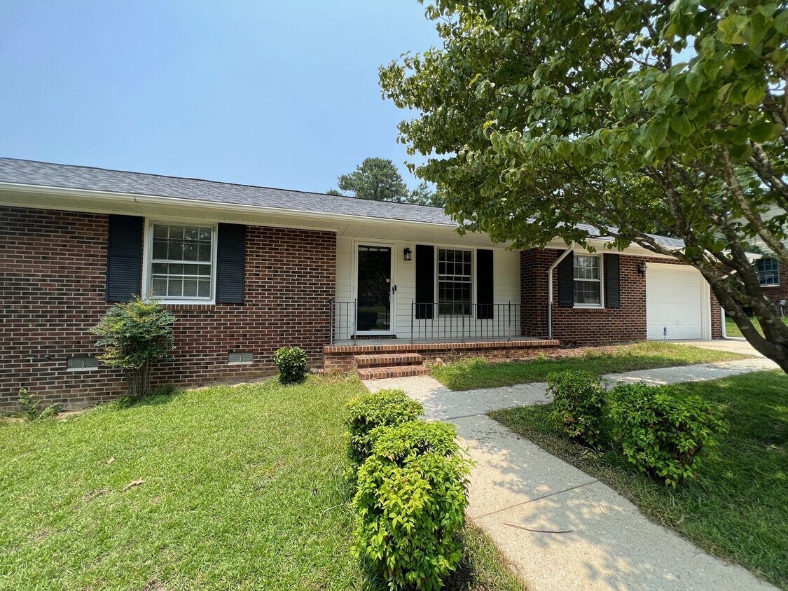 Primary Photo - 3 Bed 2 Bath College Lakes Home with Fence...