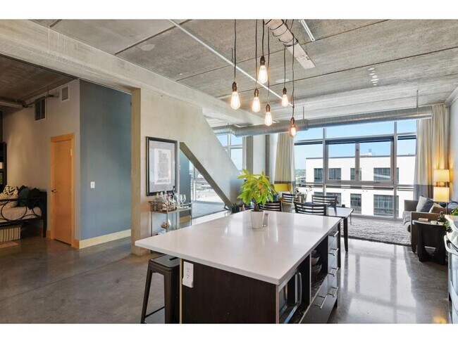 Building Photo - 345 N 6th Ave