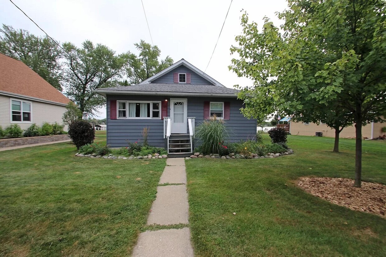 37125 N Stanton Point Rd, Ingleside, IL 60041 House Rental in