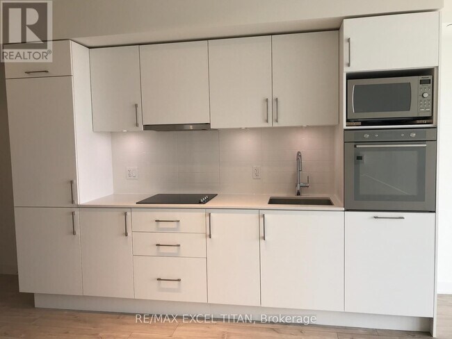 Building Photo - 27 Bathurst St