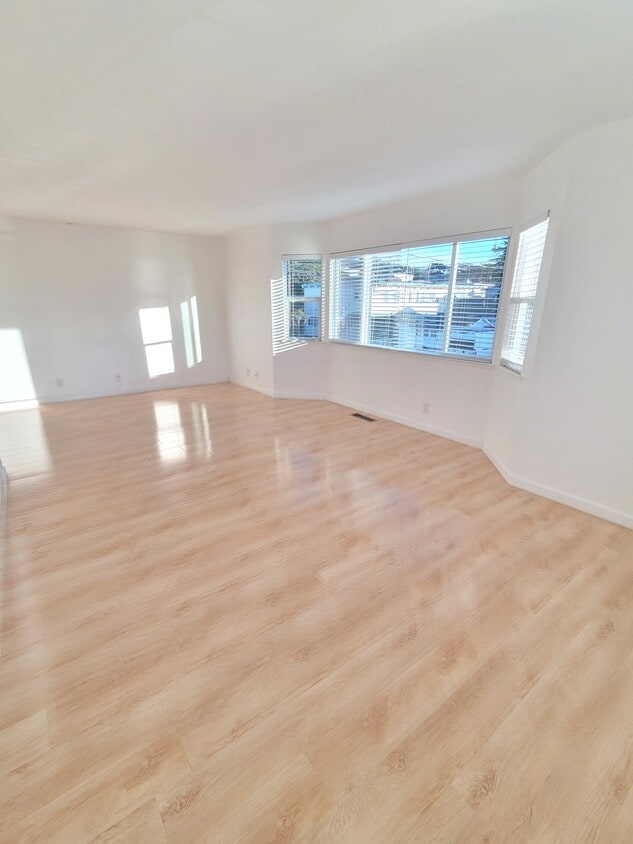 Lots of light! - 47 Santa Rosa Ave
