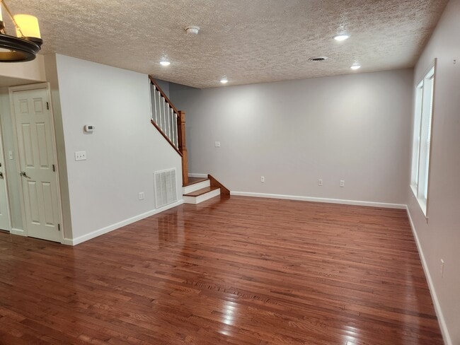 Foto del edificio - 28 Holler Rd