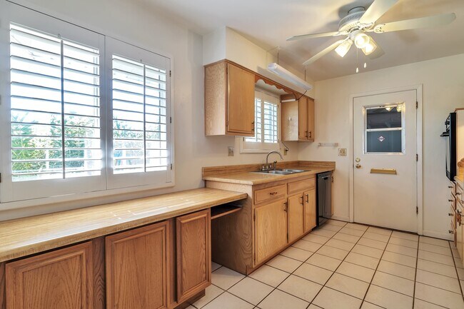 Cocina con práctico acceso al garaje. - 11040 W Salem Dr