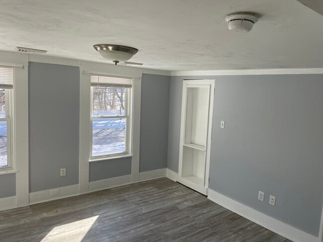 Building Photo - 745 Main St