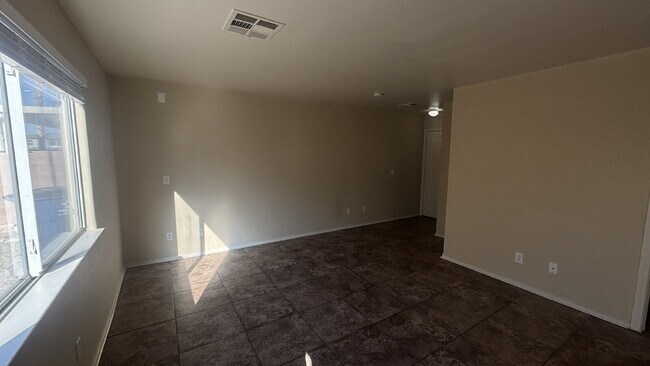Building Photo - Move in Ready 3 bedroom 2.5 Bath Townhome