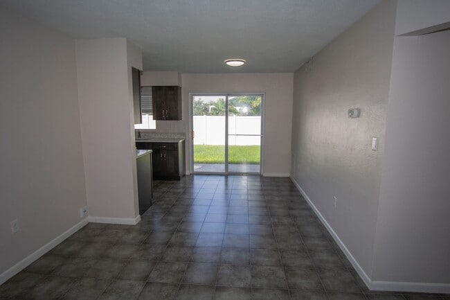 Building Photo - Charming 2/1 duplex with carport near Mill...