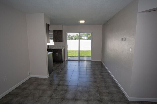 Foto del edificio - Charming 2/1 duplex with carport near Mill...