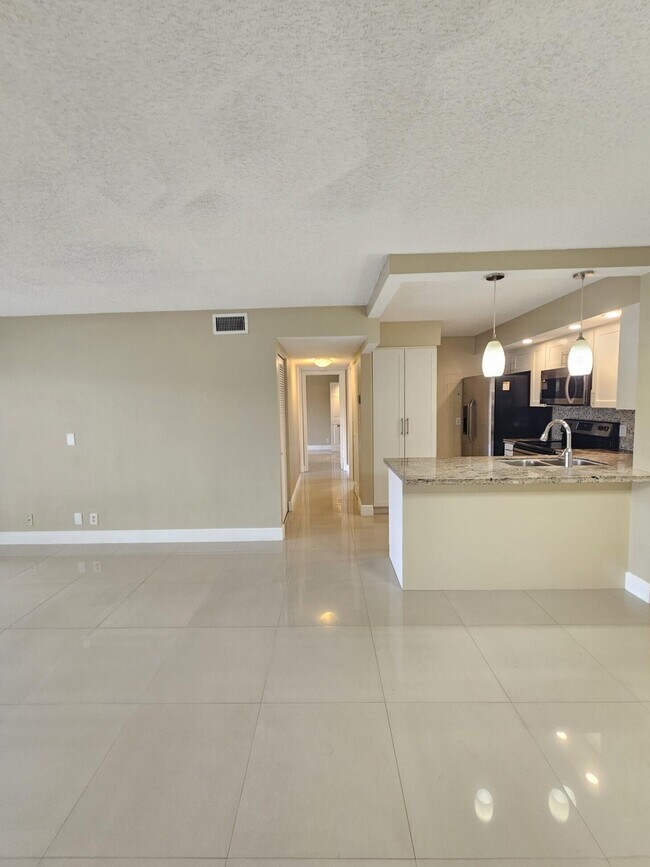 Foto del edificio - 728 Sunny Pine Way