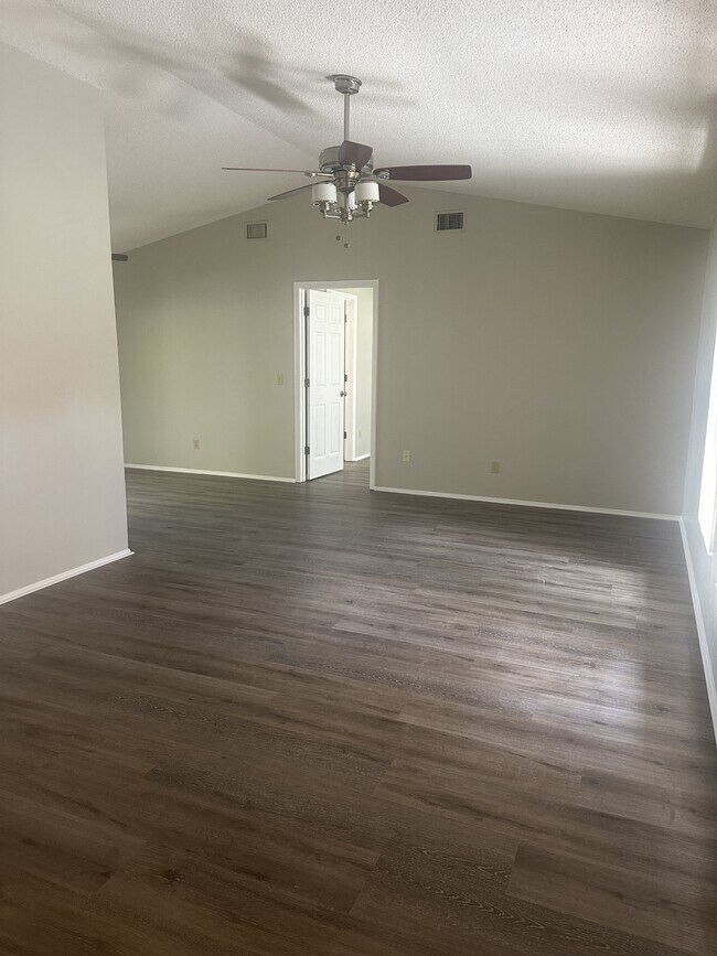 Building Photo - 3433 Mazur Dr