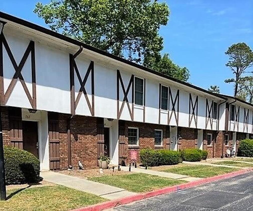 Building Photo - 2 Bedroom 1.5 Bath Townhouse Village Green