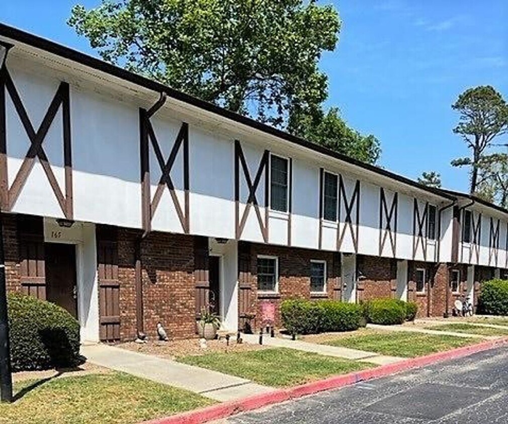 Foto del edificio - 2 Bedroom 1.5 Bath Townhouse Village Green