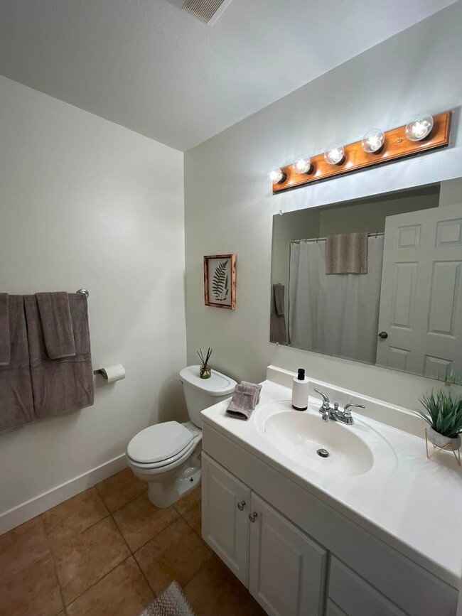 Building Photo - 6 Oak Crest Ct