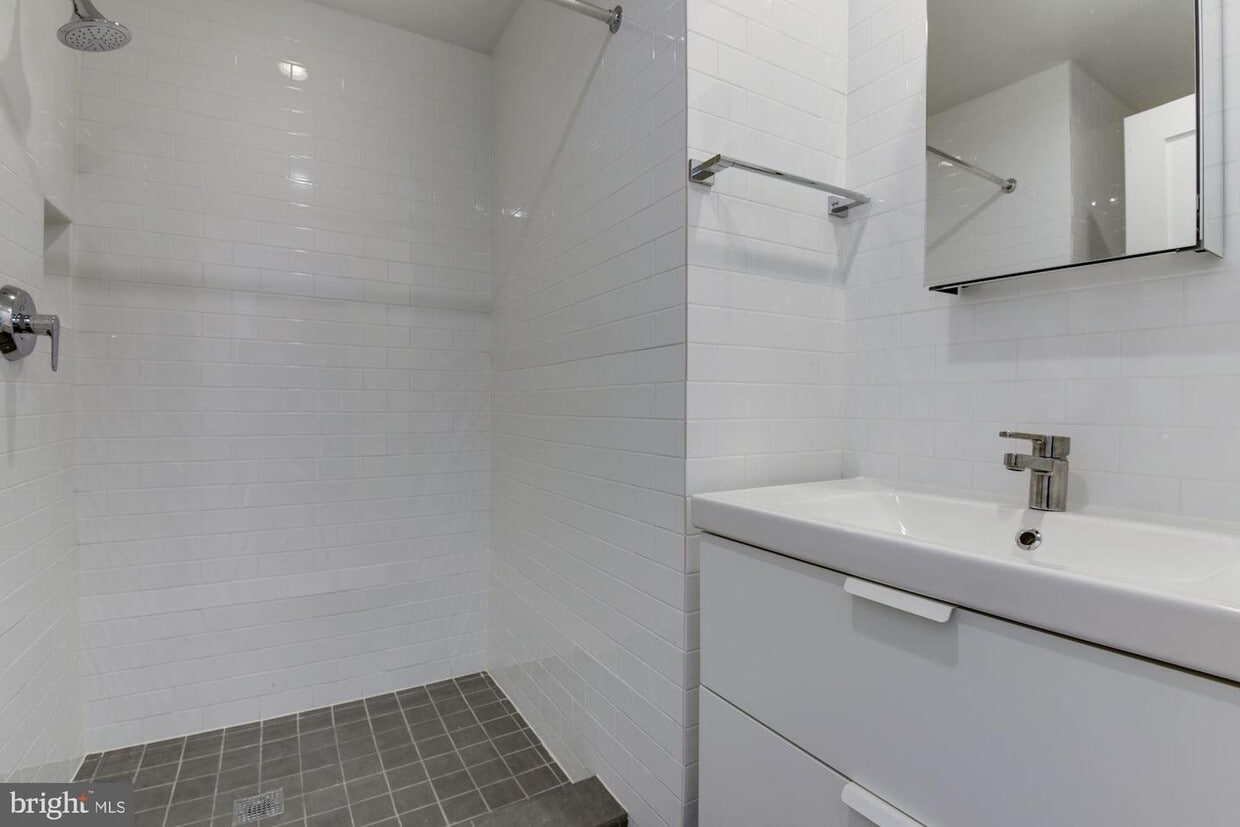 Primary Photo - 729 Hobart Pl NW