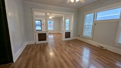 Building Photo - 413 S Broadway St