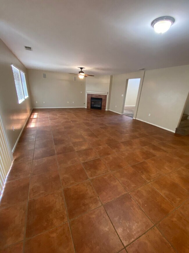 Foto del edificio - Amazing 5 Bedroom home off of Buena Vista & Panama Lane!