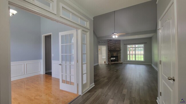 Building Photo - 203 Duke Ln