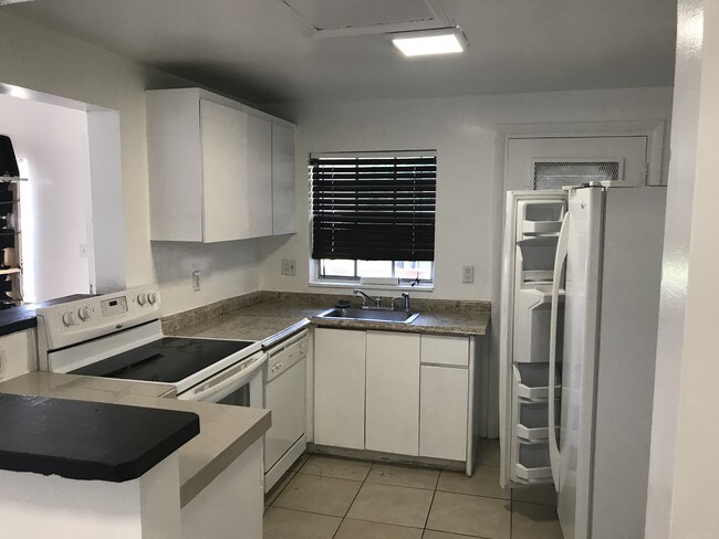 Kitchen - 11855 NE 19th Dr
