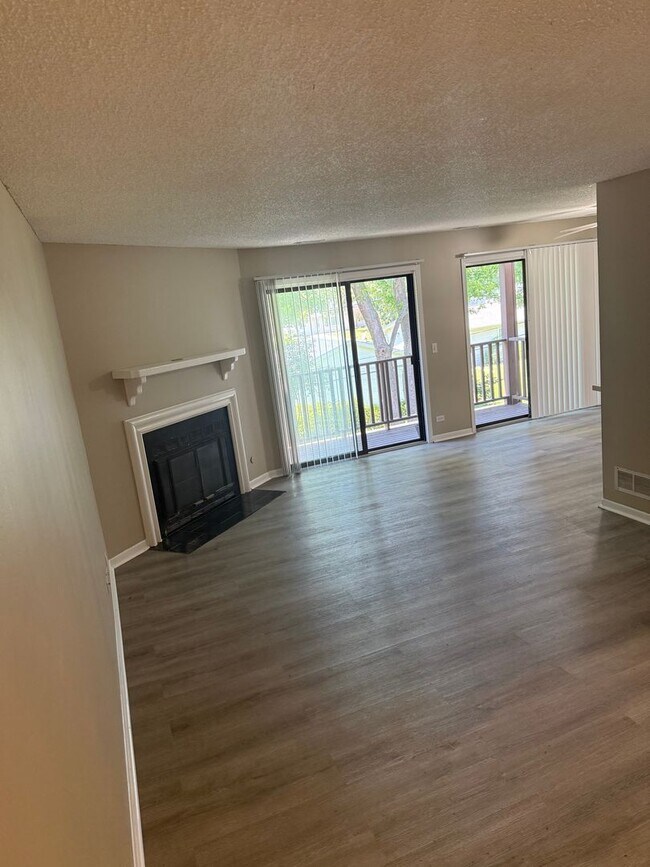 Foto del edificio - Recently Renovated 2 Bed 1 Bath in Naperville, Ready Now!