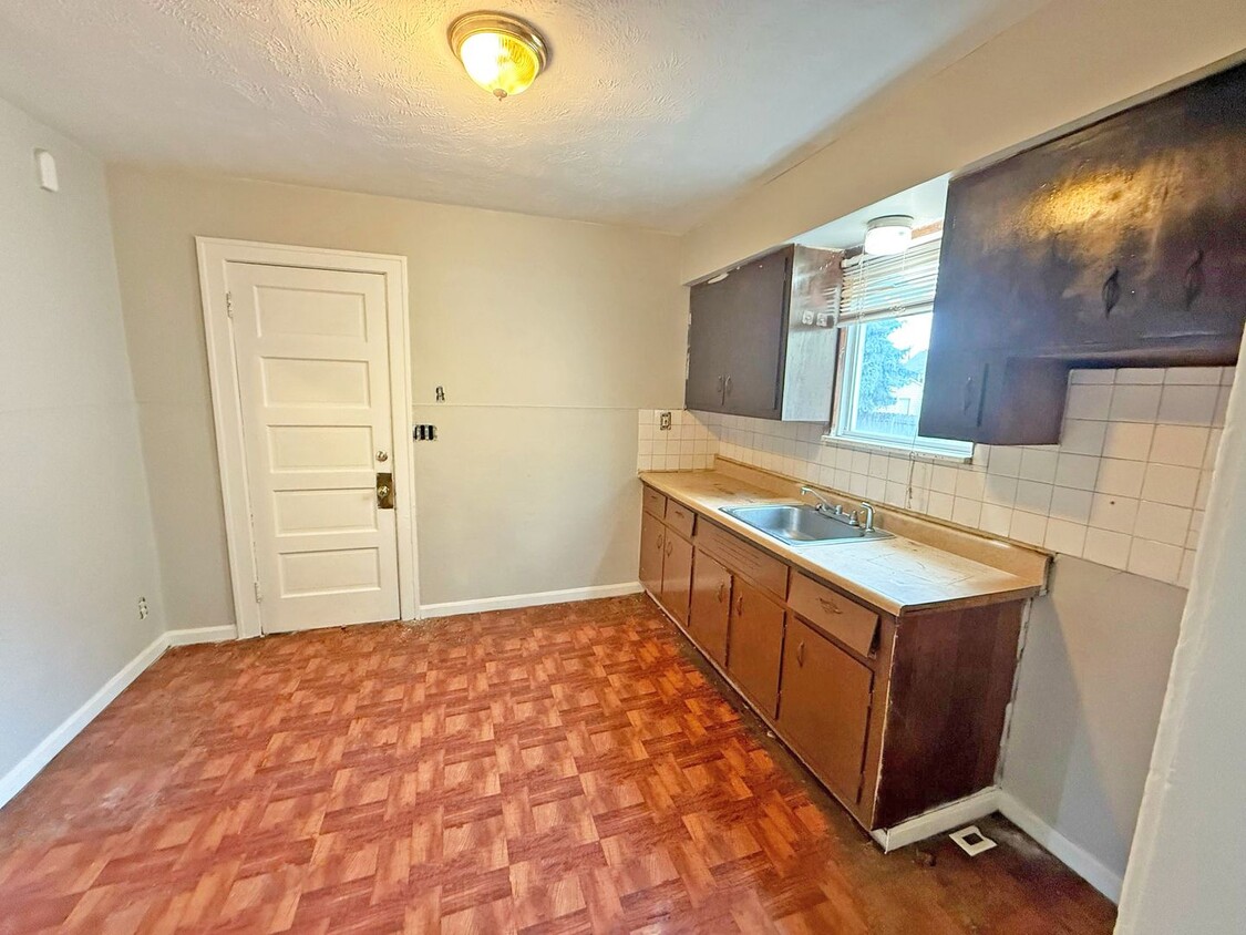 Foto principal - 7610 Dearborn Ave