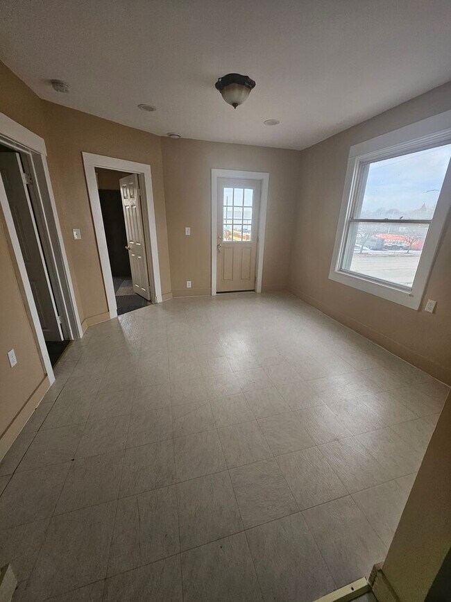 Foto del edificio - Upper 3 bedroom unit west side