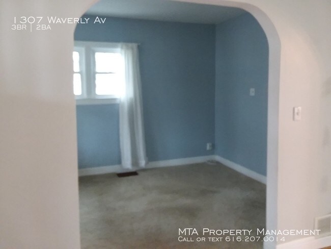 Building Photo - 3 bedroom 2 bath with Fenced Yard in the City