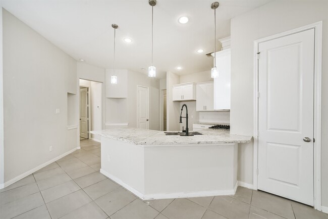 Building Photo - 10334 Solitaire Cir