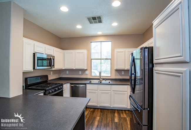 Building Photo - Spacious 3Bdm 2.5Ba Home with Modern Touch...