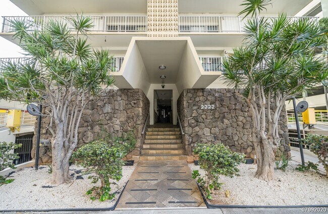 Foto del edificio - HEART OF WAIKIKI CORNER UNIT W/WALK-IN CLO...