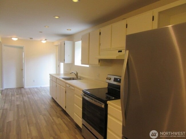 Building Photo - 2Bd/.75Ba Kirkland Condo