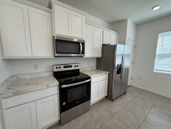 Building Photo - Beautiful 3 bedroom townhome for rent in E...