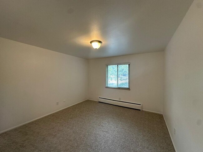 Foto del edificio - Spacious, Light-Filled 2-Bedroom Apartment...